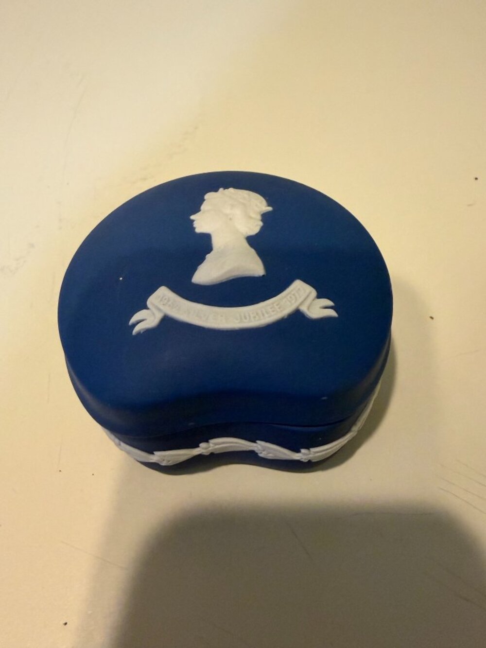 1977 WEDGWOOD JASPERWARE QUEE ELIZABETH II SIVER JUBILEE TRINKET BOX Dark Blue